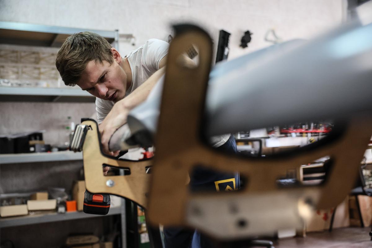 A Ukrainian engineer works on a Airlogix drone in Kyiv, Ukraine, 19 September 2023. Photo: EPA-EFE / OLEG PETRASYUK