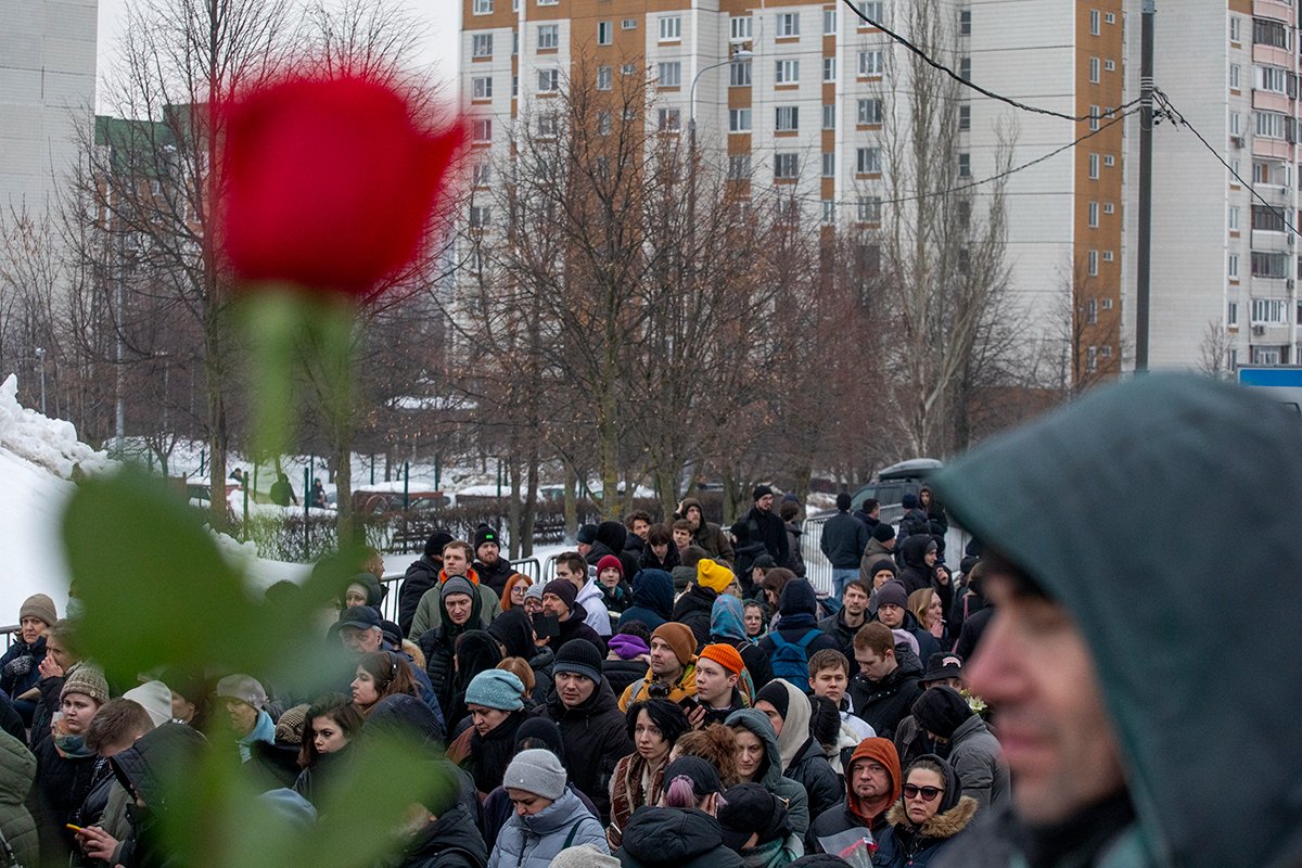 Люди на прощании с Алексеем Навальным около Борисовского кладбища в Москве, 1 марта 2024 года. Фото: Дмитрий Цыганов
