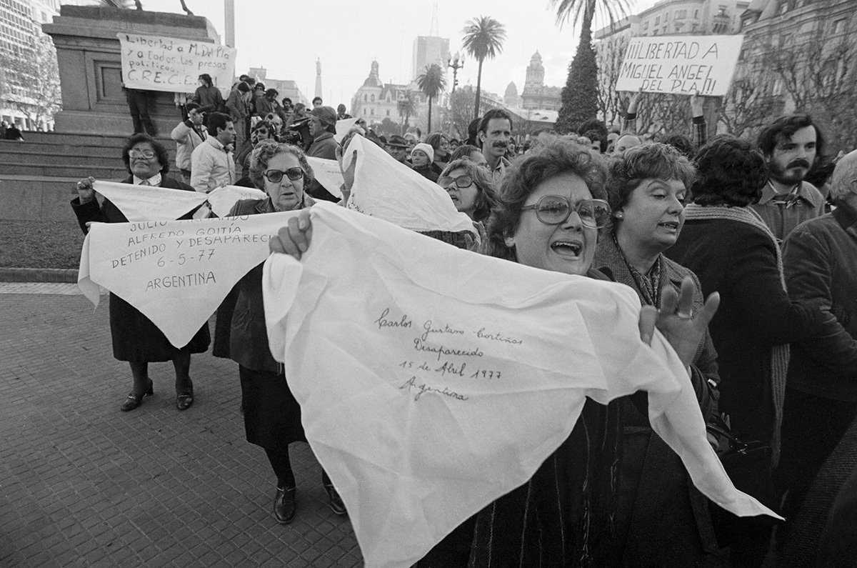 Женщины маршируют по улицам Буэнос-Айреса, неся платки с именами родственников, пропавших без вести, 28 июня 1982 года. Фото: Bettmann / Kontributor / Getty Images