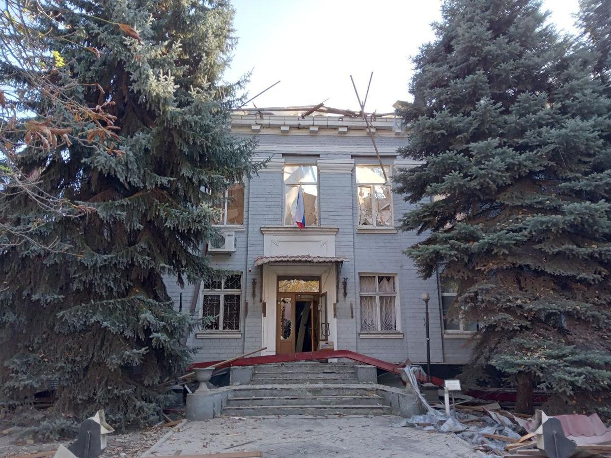 Фото: здание администрации в Голой Пристани