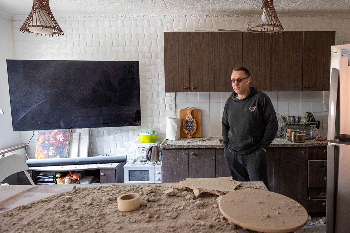 Виталий в своей квартире после обстрела. Фото: Эдвард Докс