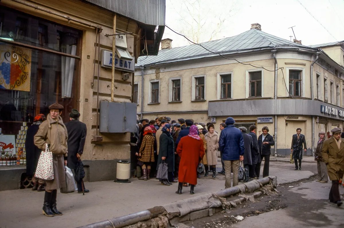 Queue to a Moscow grocery store, 1983. Photo: Mikki Ansin/Getty Images
