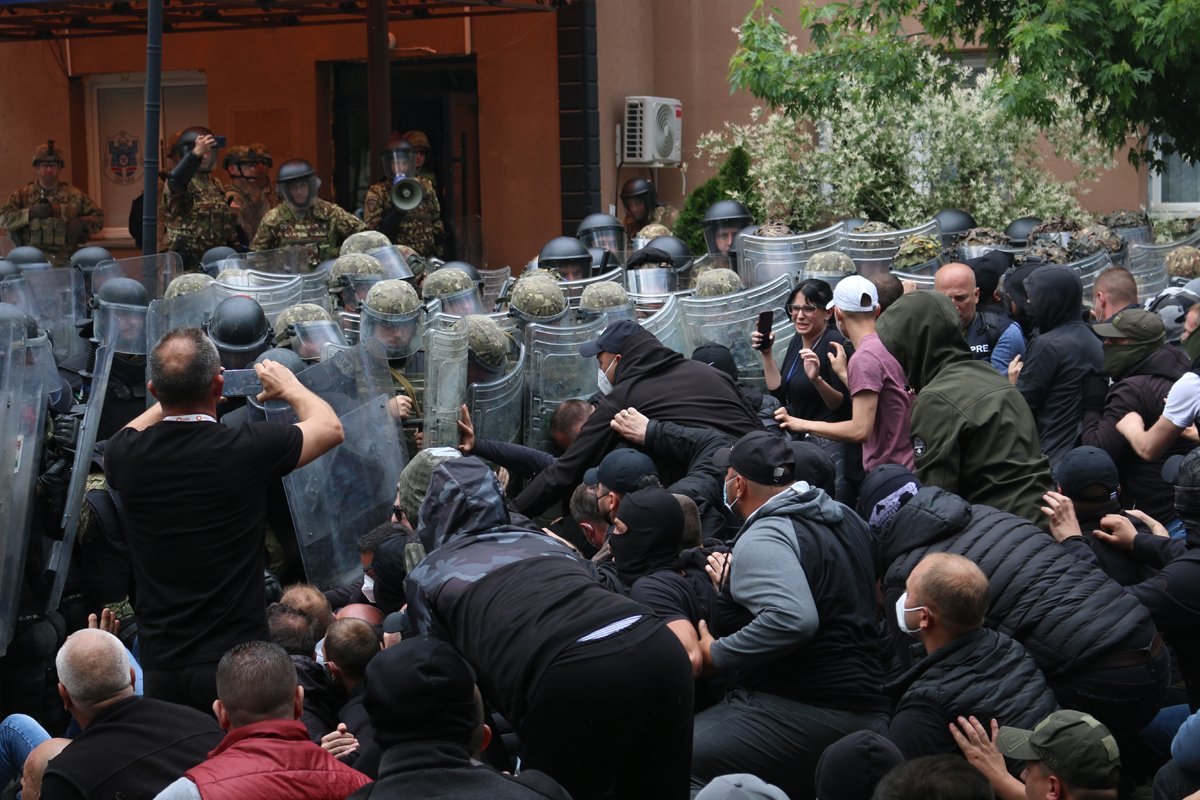 Протесты косовских сербов после спорных выборов этнических албанцев. Май 2023 года. Фото: Erkin Keci / Anadolu Agency / Getty Images