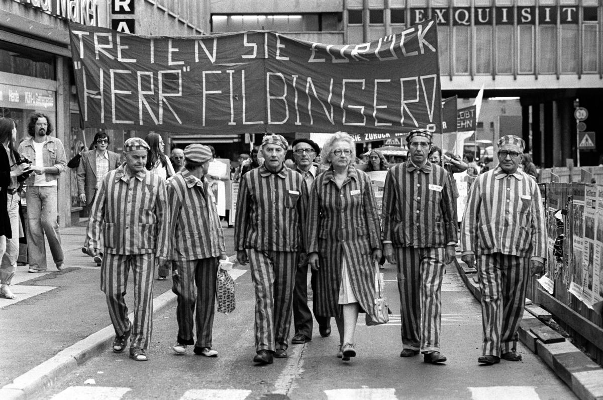 Демонстрация бывших узников концлагерей с требованием отставки Филбингера 16.06.1978 в Штутгарте. Фото: picture alliance / Karl Staedele