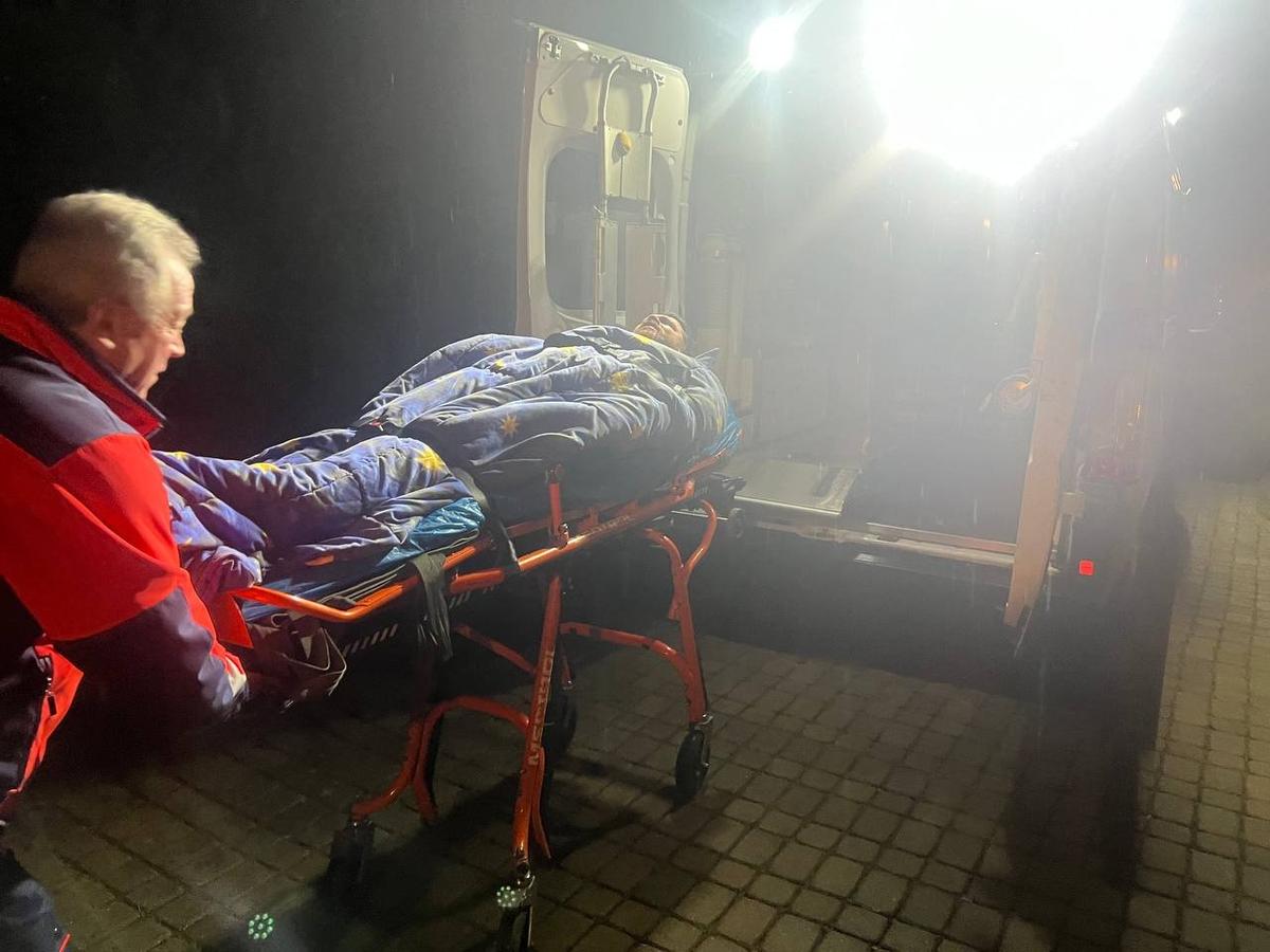Волкову оказывают медицинскую помощь. Фото: Иван Жданов