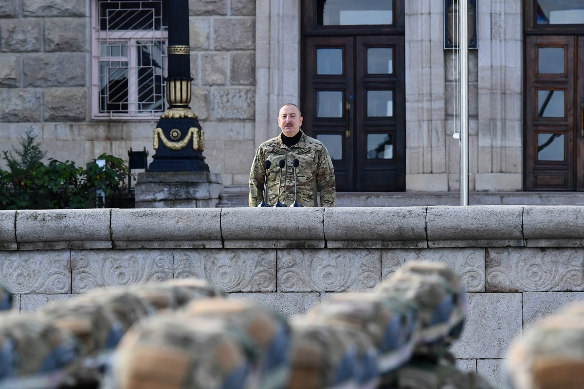 Президент Азербайджана Ильхам Алиев руководит военным парадом в бывшей столице Нагорно-Карабаха, 8 ноября 2023 года. Фото: Stringer / EPA-EFE