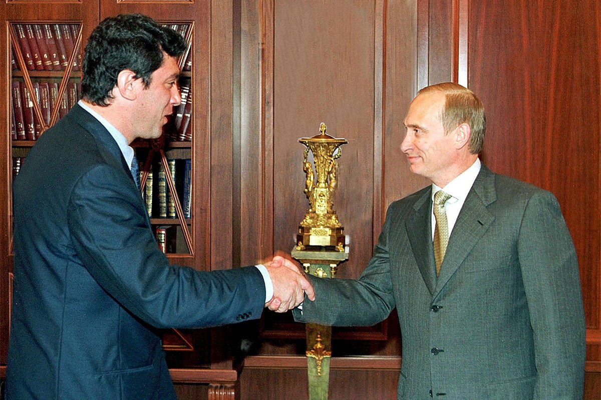 Presidenti rus Vladimir Putin (djathtas) shtrëngon duart me Boris Nemtsov, udhëheqësin e fraksionit të Kauzës së Drejtë në Dumën e Shtetit, në Kremlin, Moskë, 4 korrik 2000.  Foto: ITAR-TASS / EPA