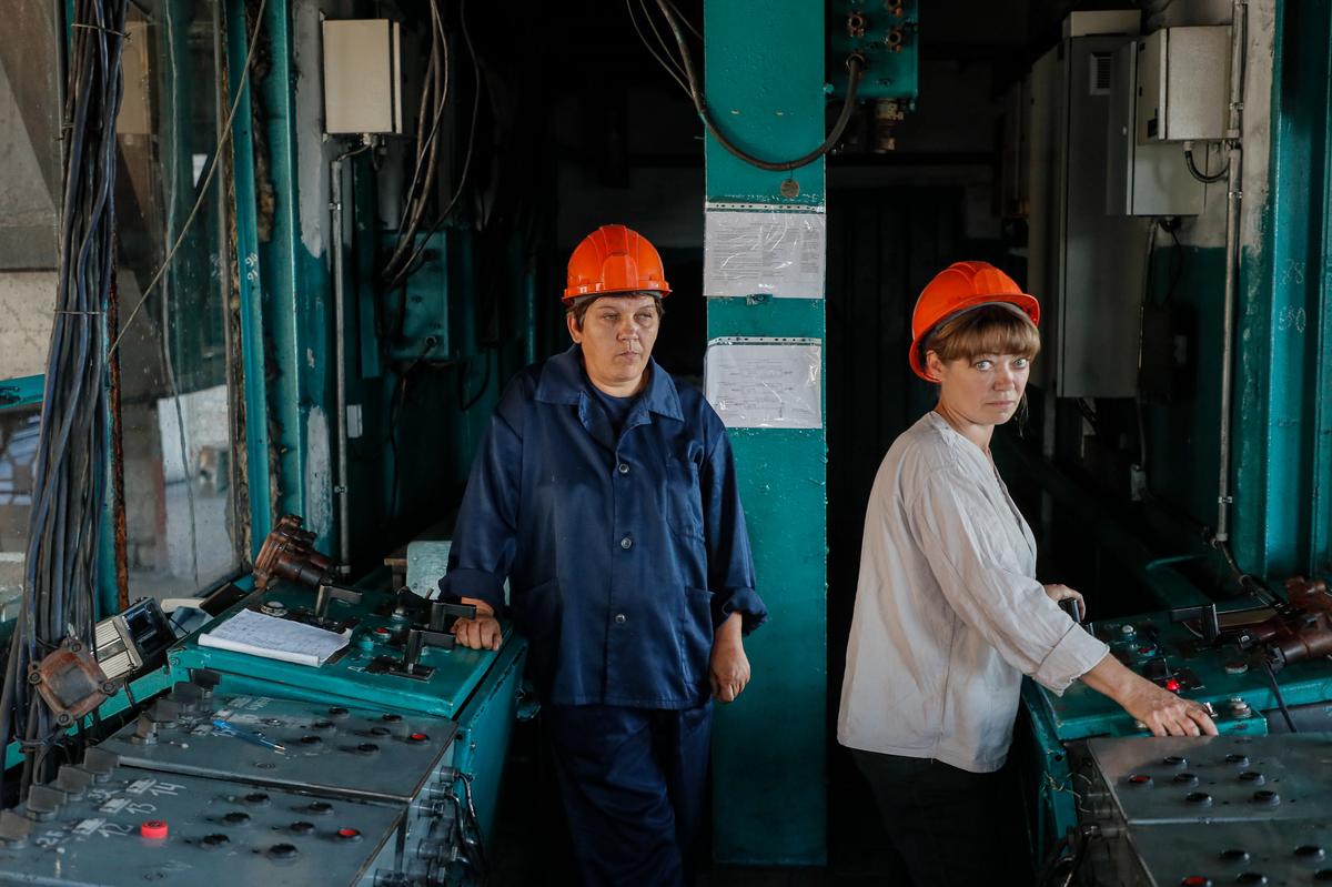 Женщины-шахтеры контролируют погрузку угля на шахте «Должанская-Капиталистическая» в Должанске. Фото: EPA-EFE/SERGEI ILNITSKY