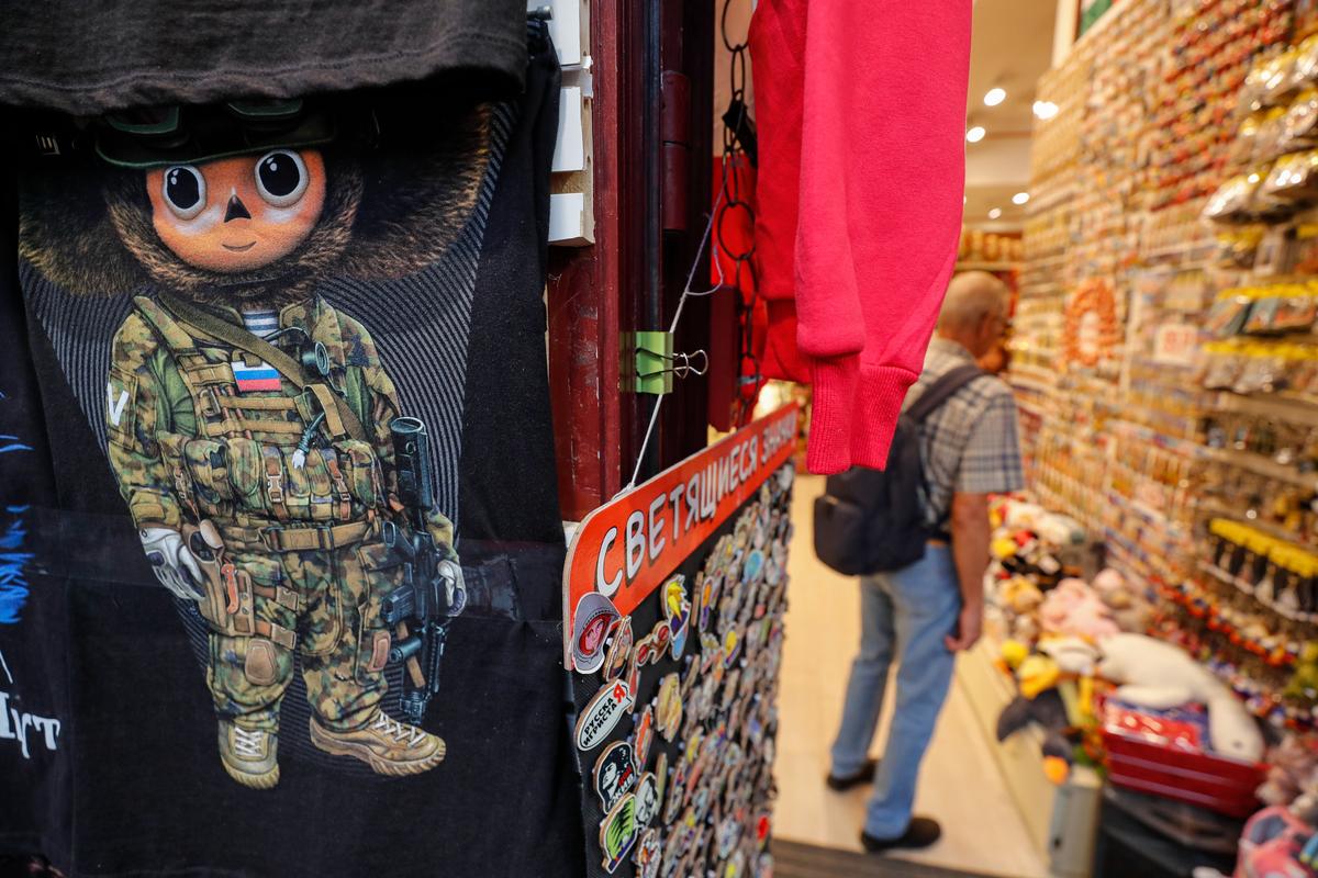 A t-shirt of Cheburashka, a Russian cartoon character, dressed as a Russian serviceman on sale at a Moscow souvenir shop, 28 June 2023. Photo: EPA-EFE/MAXIM SHIPENKOV