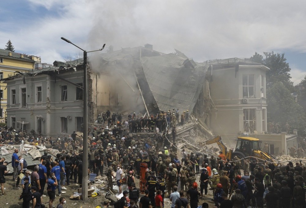 Rescue workers at the site of a rocket strike on the Okhmadyt Children's Hospital in Kyiv, 8 July 2024. Photo: EPA-EFE / SERGEY DOLZHENKO.