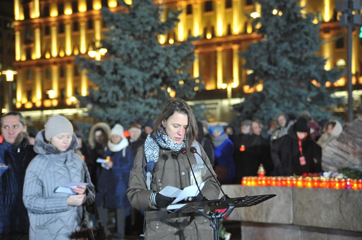 The Restoring the Names ritual is held on Lubyanka Square in Moscow, 29 October 2018. Photo: Efim Grosman / Alamy / Vida Press