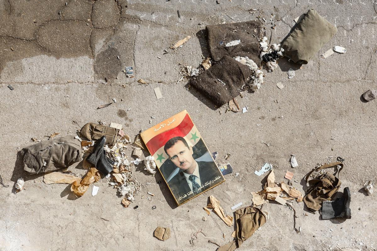 A portrait of deposed Syrian dictator Bashar al-Assad lies on the ground at the Mezzeh Air Base on the outskirts of Damascus, Syria, 16 December 2024. Photo: EPA-EFE / ANTONIO PEDRO SANTOS