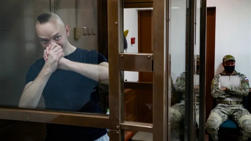 Иван Сафронов, осужденный на 22 года «за госизмену». Фото: EPA-EFE/YURI KOCHETKOV