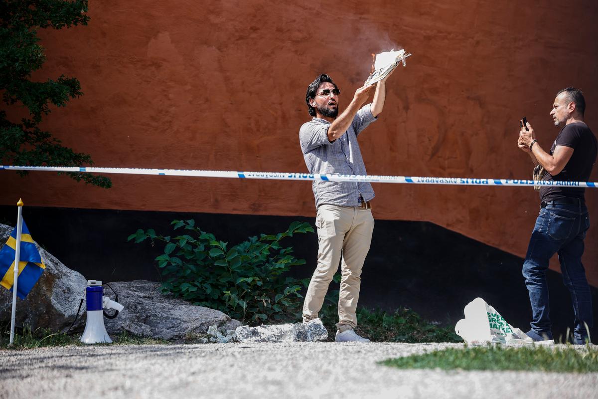 Салван Момика, иракец, поджигает экземпляр Корана возле мечети в Стокгольме, Швеция, 28 июня 2023 г. Фото: EPA-EFE