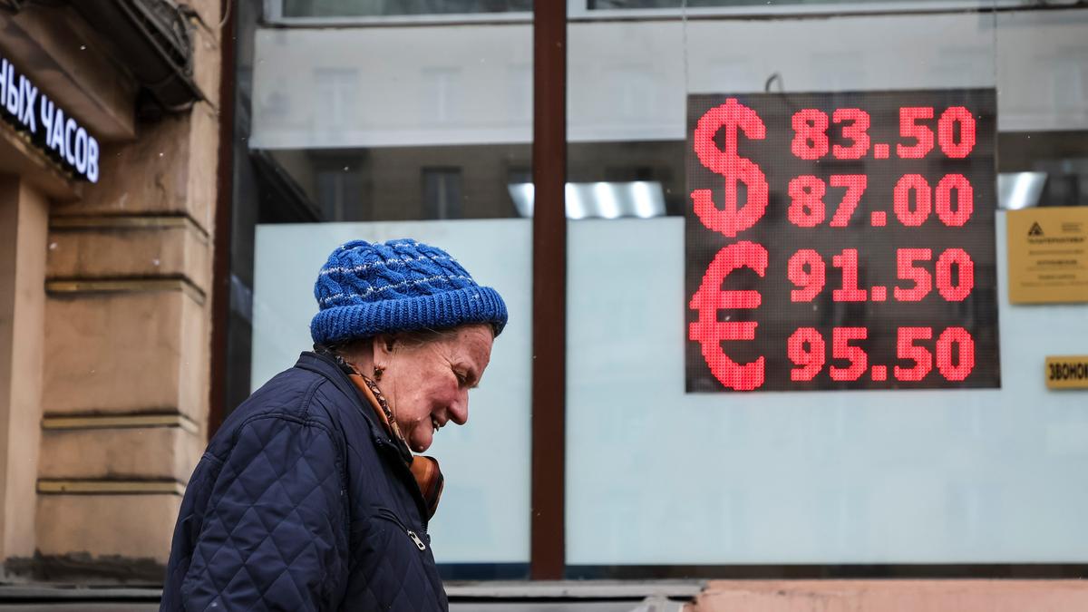 Bloomberg: Russia Considers Returning to Dollar Settlement System