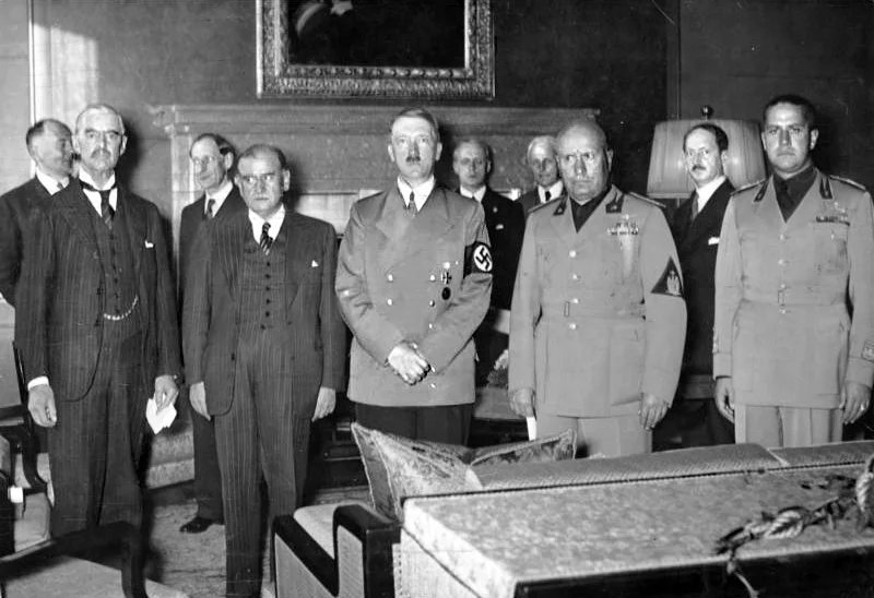 From left to right: Chamberlain, Daladier, Hitler and Mussolini during the signing of the Munich Agreement. Photo: Bundesarchiv