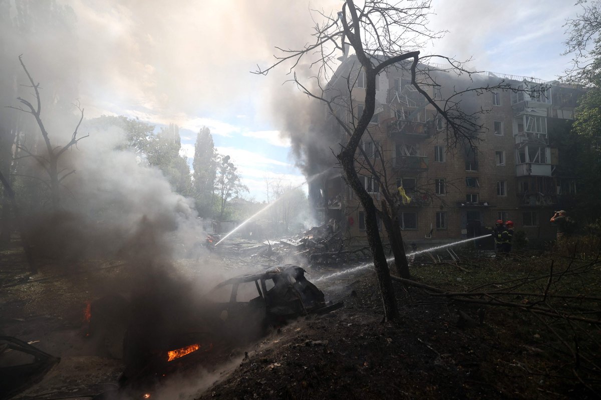 Rescuers extinguish a fire caused by the missile strike on Kyiv. Photo: Anatoly Stepanov / AFP / Scanpix / LETA