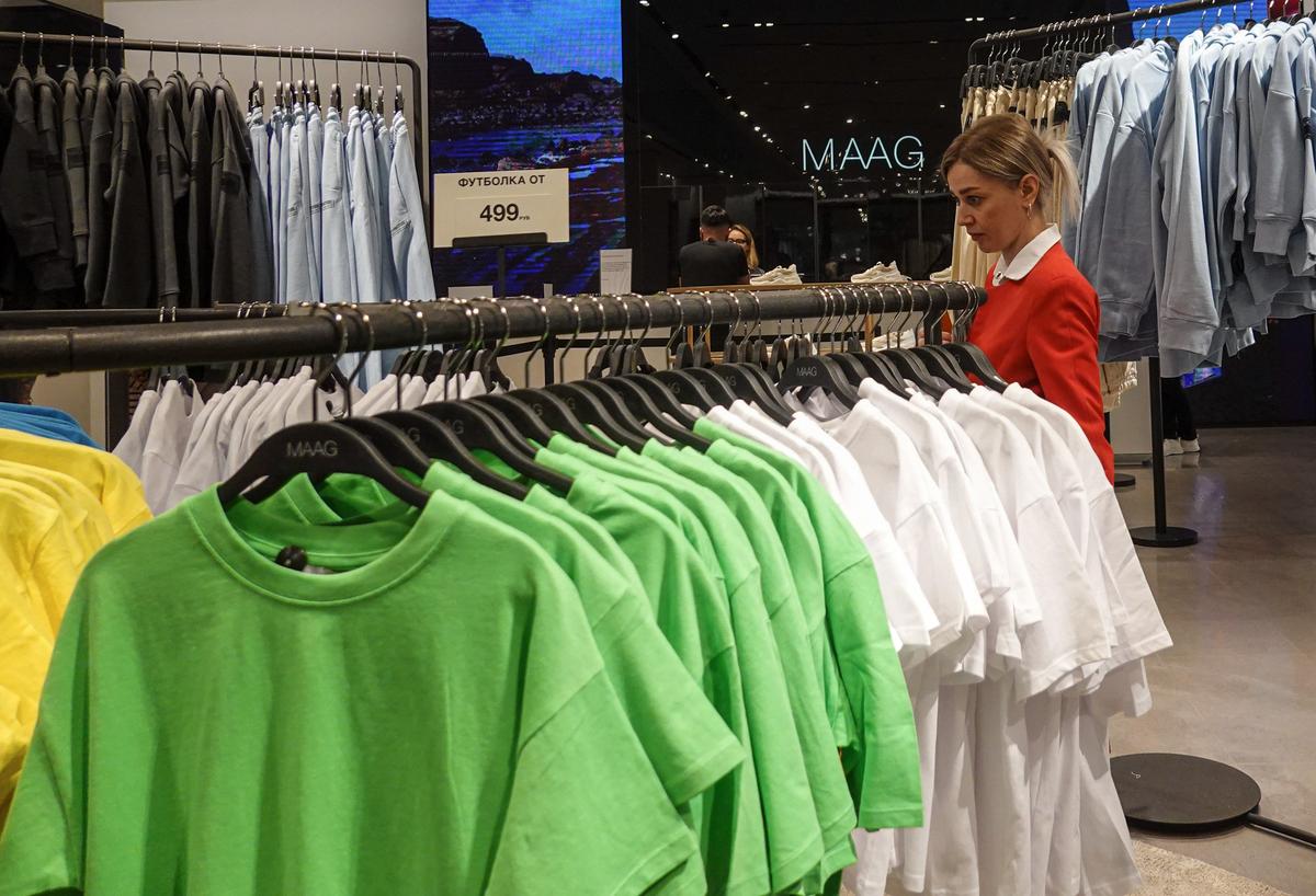 Покупатели осматривают одежду в новом флагманском магазине бренда Maag в Москве, Россия, 27 апреля 2023 г. Фото: EPA-EFE/MAXIM SHIPENKOV