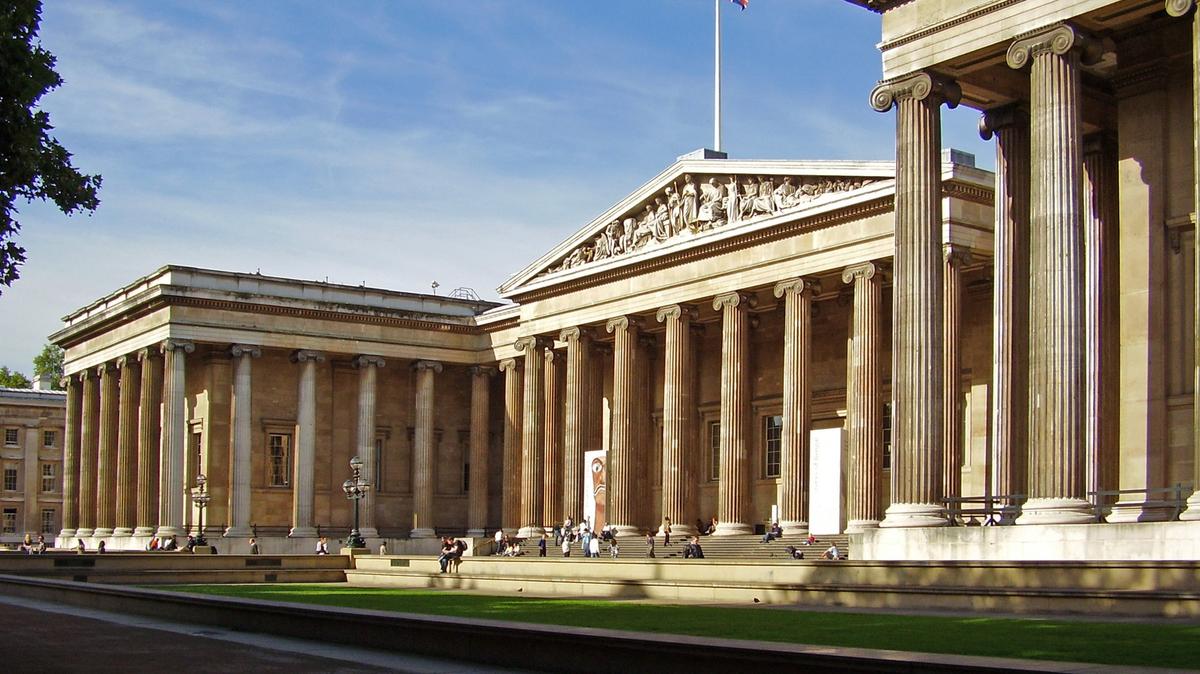 Директор Британского музея в Лондоне подал в отставку из-за украденных экспонатов