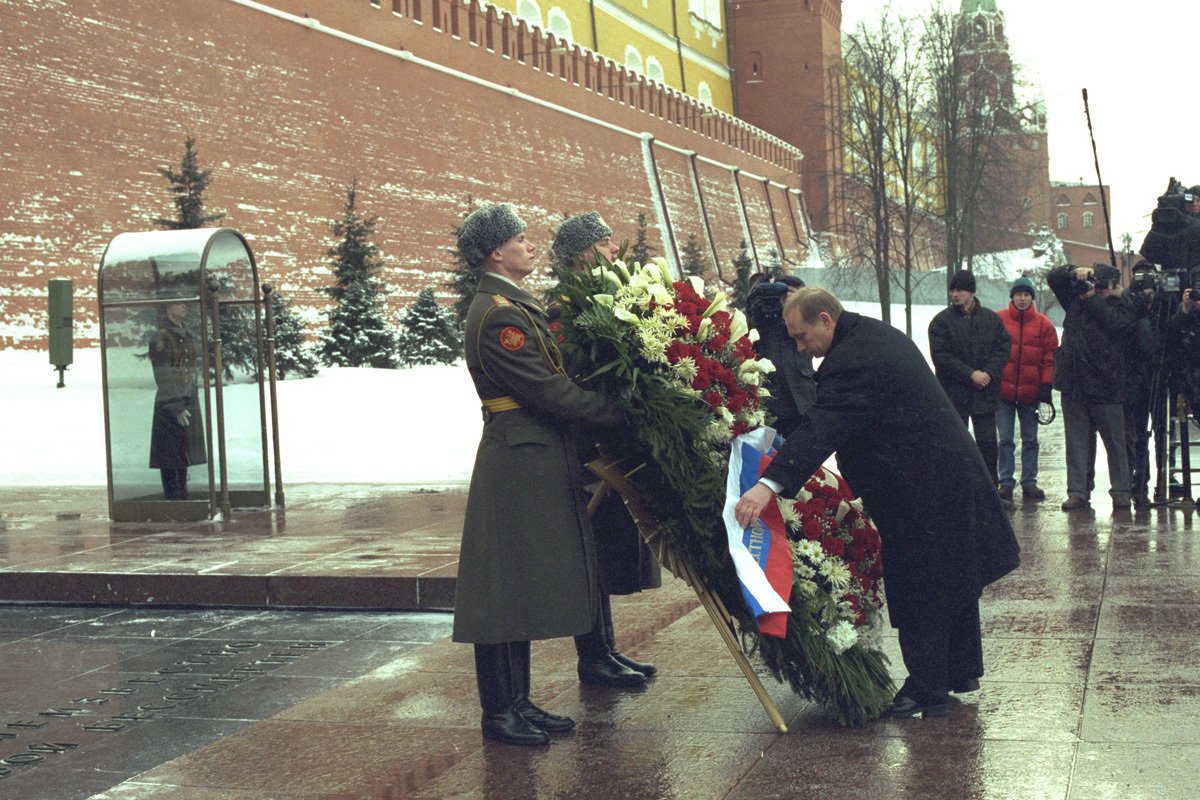 Путин чествует память жертв сталинских репрессий 1944 года, 23 февраля 2000 года. Фото: Antoine Gyori / Sygma / Getty Images