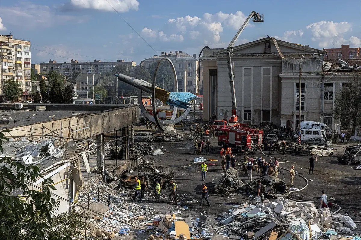 First responders work at the site of a missile strike on the western Ukrainian city of Vinnytsia, 14 July 2022. Photo: EPA-EFE/ROMAN PILIPEY