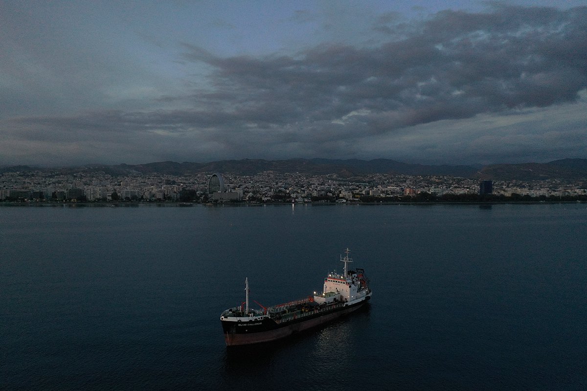 Танкер Island Challenger пришвартован у побережья средиземноморского порта Лимассол. Кипр, 15 декабря 2023 года. Фото: Danil Shamkin / NurPhoto / Getty Images