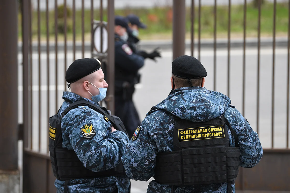 Смыть долг кровью. Судебные приставы всё чаще склоняют должников к  заключению контракта с Вооруженными силами РФ для отправки в окопы Украины.  Потенциал такой армии — 13 миллионов человек — Новая газета Европа