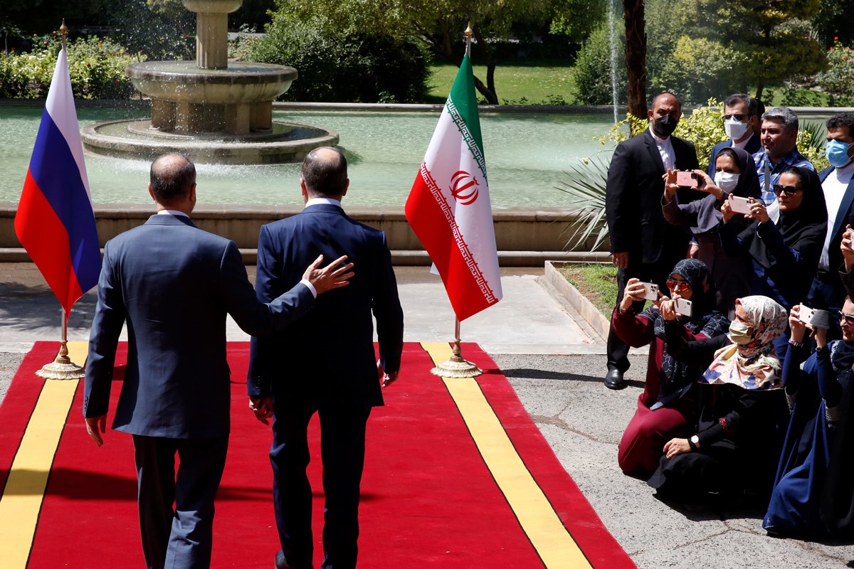 Министр иностранных дел Ирана Хоссейн Амир-Абдулахиан (слева) и его российский коллега Сергей Лавров в Тегеране, Иран, 23 июня 2022 года. Фото: Abedin Taherkemareh / EPA-EFE