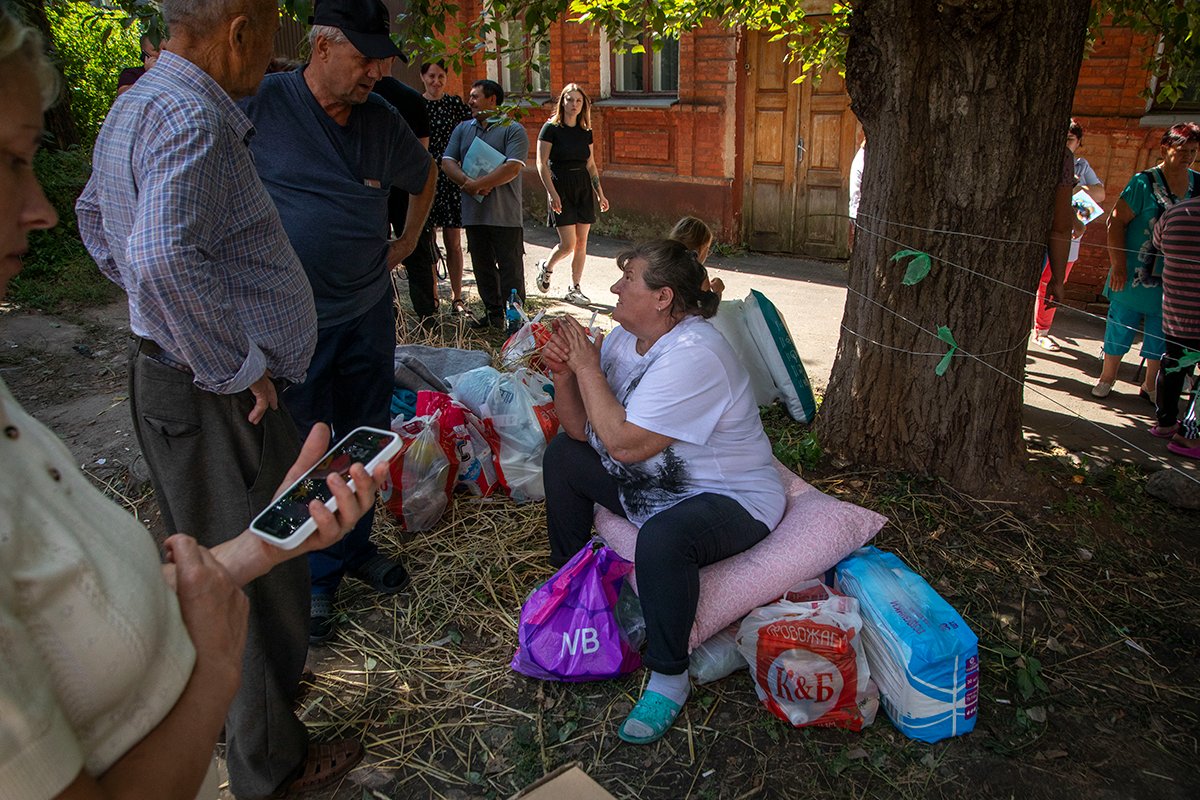 Беженцы Курской области в очередях за гуманитарной помощью, Курск, август 2024. Фото: Анатолий Ольшанский