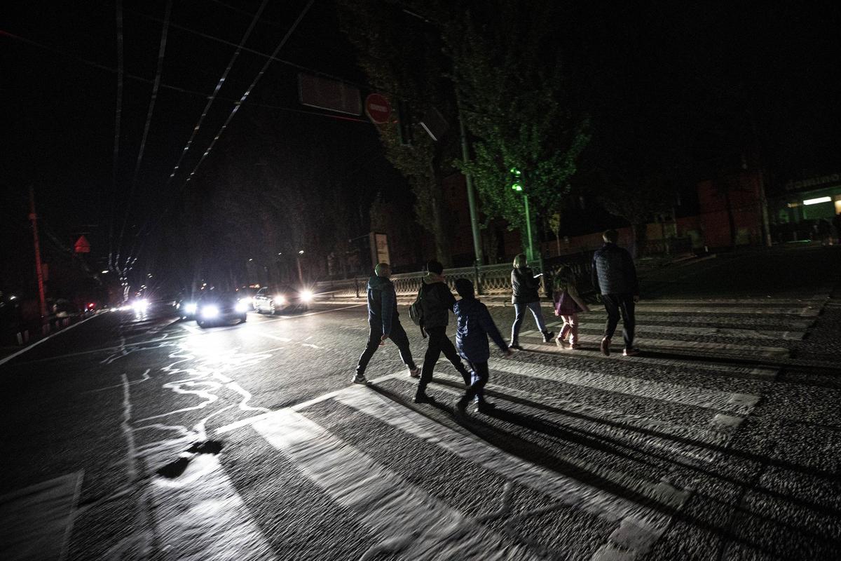 Киев в режиме экономии электричества после обстрелов объектов энергетики. Фото: Metin Aktas / Anadolu Agency / Getty Images