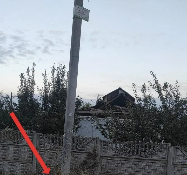 A reporter for  Novaya Gazeta. Europe  bought some drugs off CaifCoin to check how the scheme works. This here is the location of the stash (we cropped the image so that the substance could not be actually found). To find the location we used coordinates CaifCoin sent us in exchange for the money.