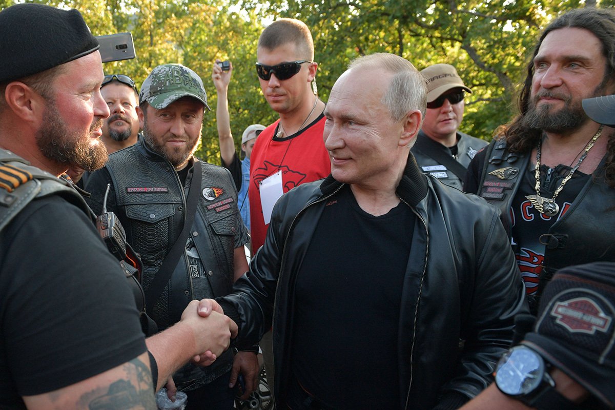 Владимир Путин пожимает руку членам «Ночных волков» на байк-шоу «Тень Вавилона» в Севастополе, 10 августа 2019 года. Фото: Алексей Дружинин / Sputnik / Kremlin / EPA-EFE