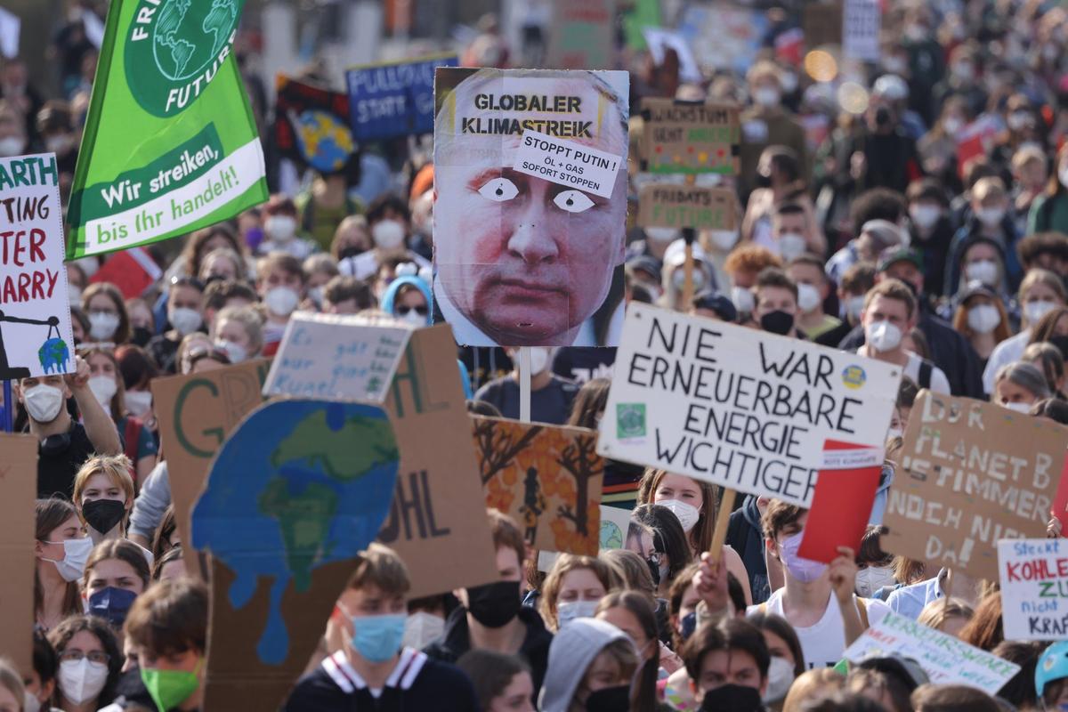 Антивоенный протест в Берлине. Фото: Sean Gallup / Getty Images
