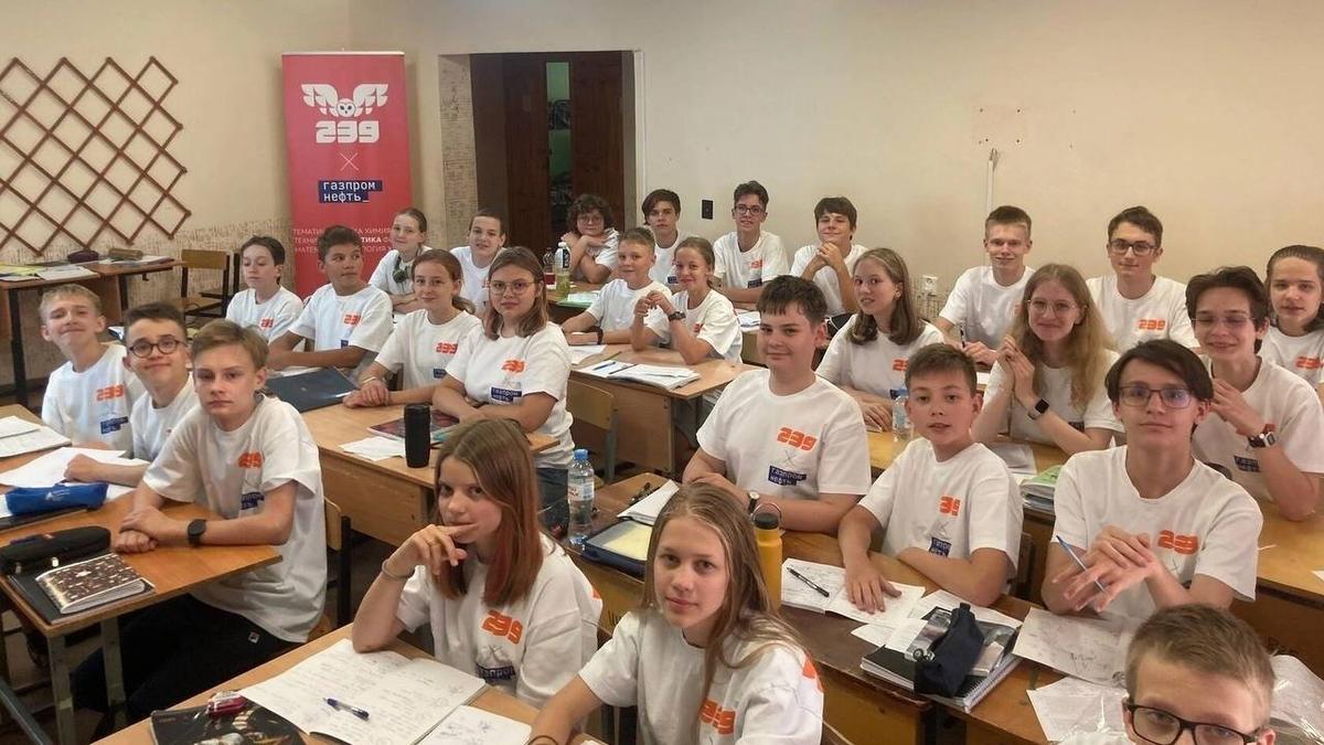 Выпускники президентского лицея в Петербурге рассказали о сексуализированном насилии со стороны учителей. Там учились Григорий Перельман, Алиса Фрейндлих и брат Павла Дурова