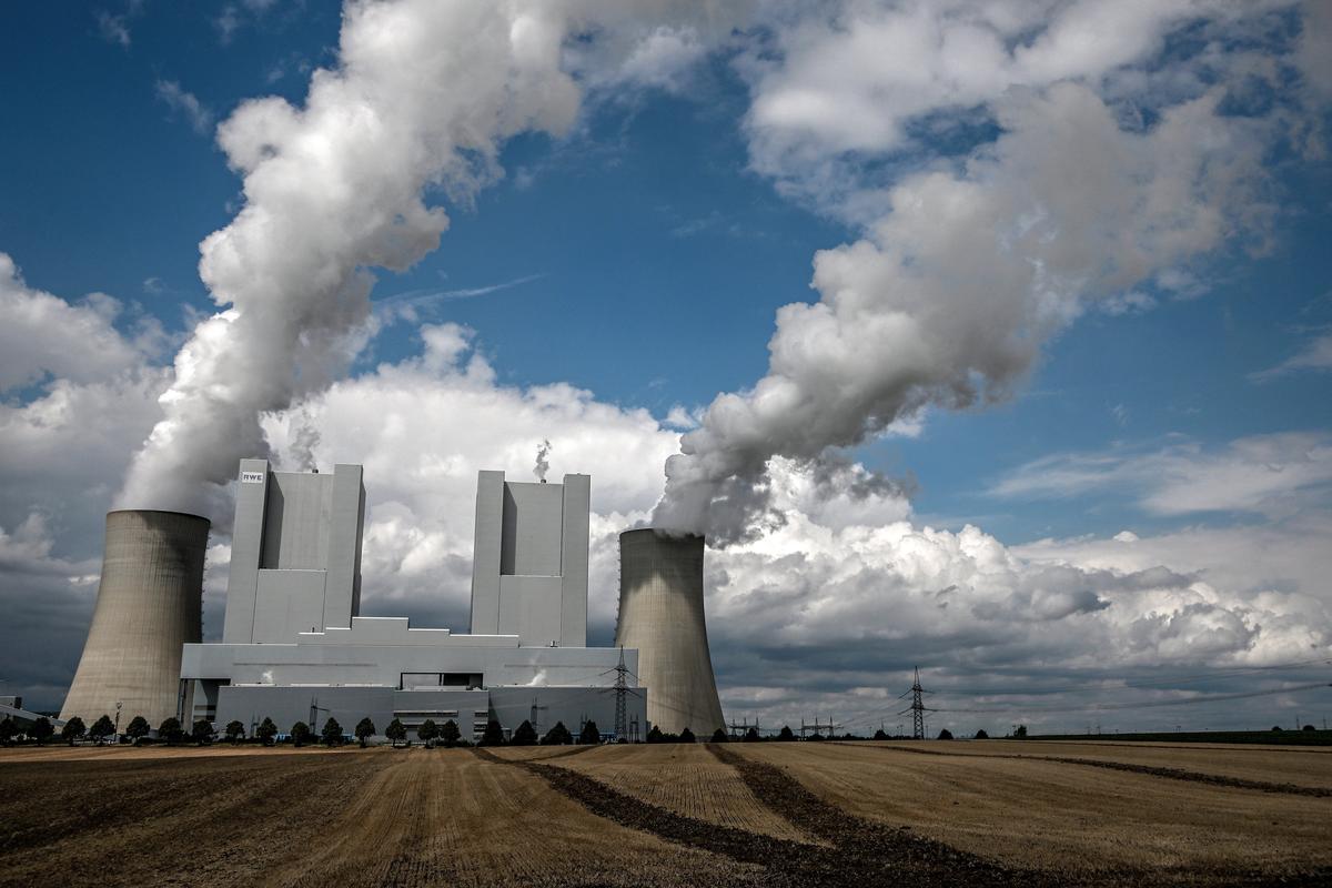 Электростанция Neurath, работающей на буром угле, эксплуатируемой. Фото: EPA-EFE/SASCHA STEINBACH