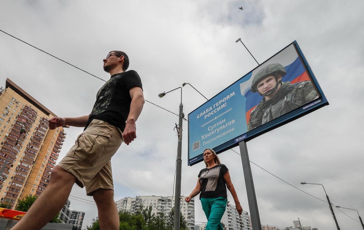 Рекламный щит с изображением солдата с лозунгом «Слава Героям России» в Москве, Россия, август 2022 г. Фото: EPA-EFE/ЮРИЙ КОЧЕТКОВ