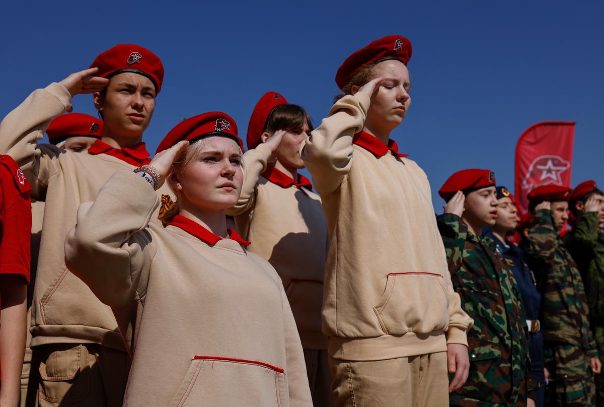 Russian teenagers participate in military exercises to mark Victory Day. Photo: EPA-EFE/SERGEI ILNITSKY