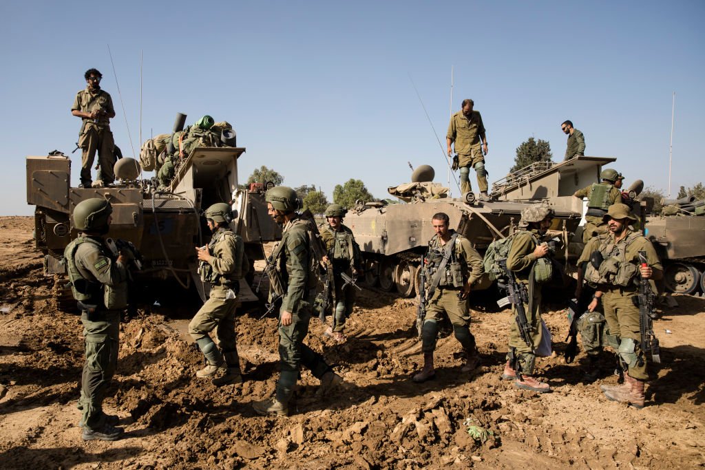 Израильские солдаты неподалеку от границы с сектором Газа. Фото: Amir Levy / Getty Images