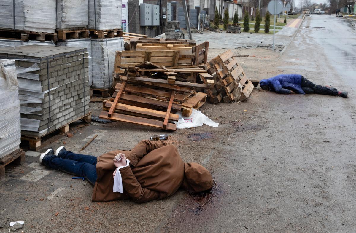 Bodies of Ukrainian civilians killed during the Russian occupation lie on a street in Bucha, near Kyiv, 3 April 2022. Photo: EPA-EFE/MIKHAIL PALINCHAK