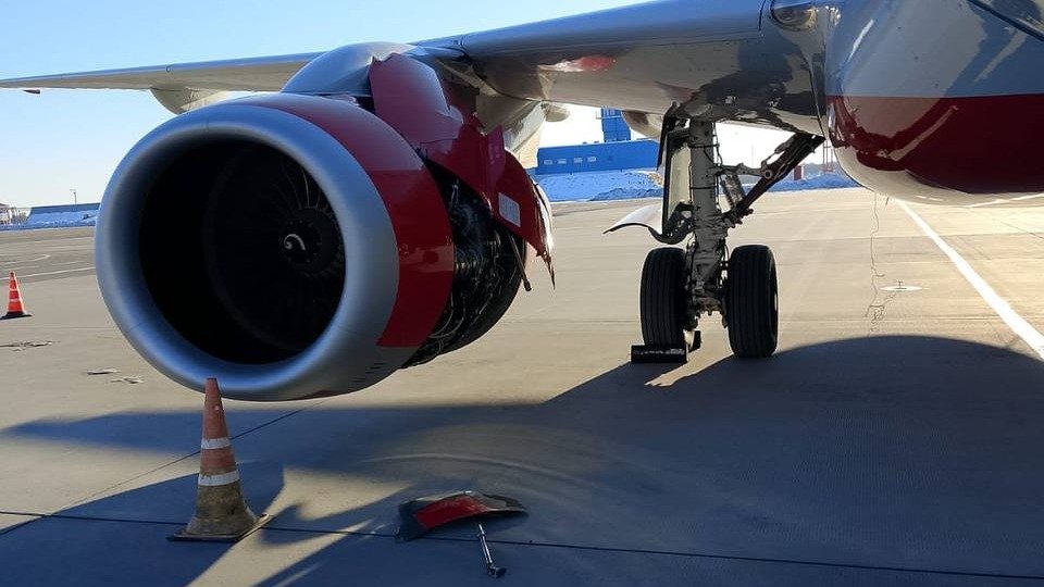 Sukhoi Superjet совершил аварийную посадку в Хабаровске. У одного из двигателей отвалилась обшивка