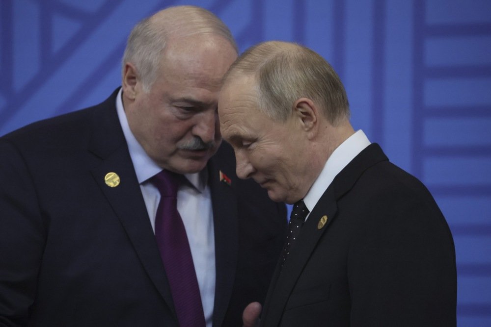 Alexander Lukashenko and Vladimir Putin attend a welcome ceremony at the BRICS summit in Kazan on Wednesday. Photo: EPA-EFE/MAXIM SHIPENKOV