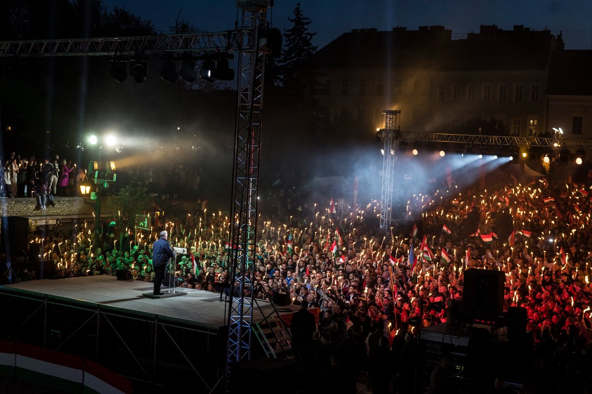 Виктор Орбан выступает на заключительном предвыборном митинге коалиции «Фидес» — ХДНП в Будапеште, Венгрия, 11 апреля 2026 года. Фото: Akos Kaiser / Hungary PM Communication Department / EPA