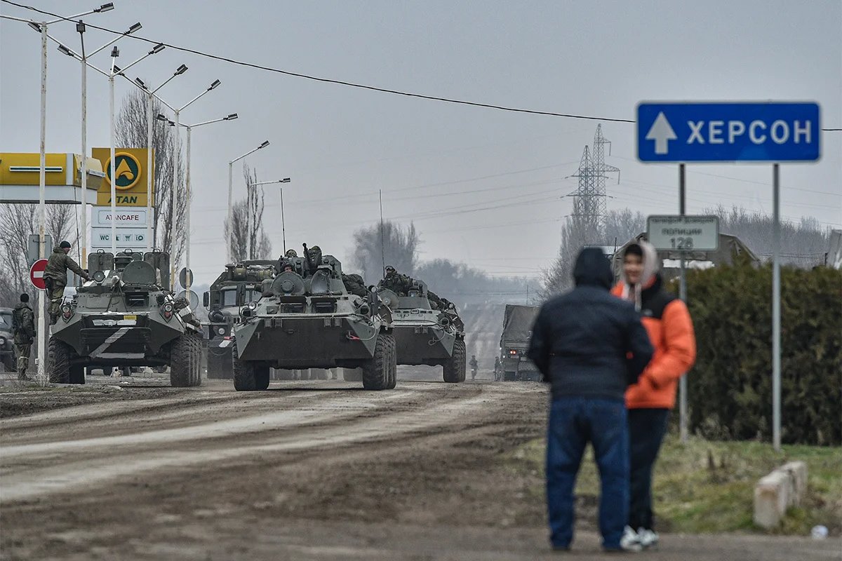 Russian troops advancing towards Ukrainian-held territory near Armiansk, Crimea, 25 February 2022. Photo: Stringer / EPA-EFE