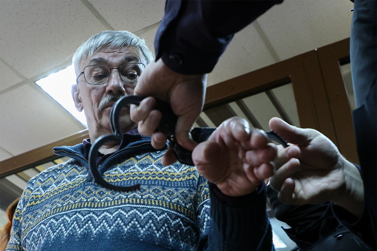 На Олега Орлова надевают наручники после оглашения приговора, фото: Сергей Ильницкий / EPA-EFE