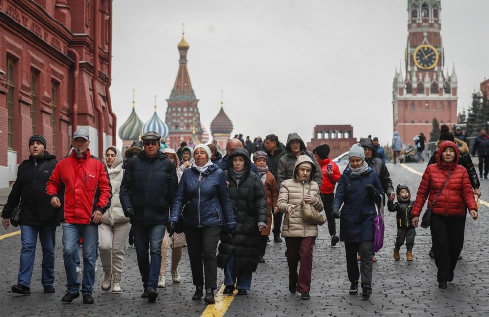 Tourists walking the Red Square. Photo: EPA-EFE/YURI KOCHETKOV