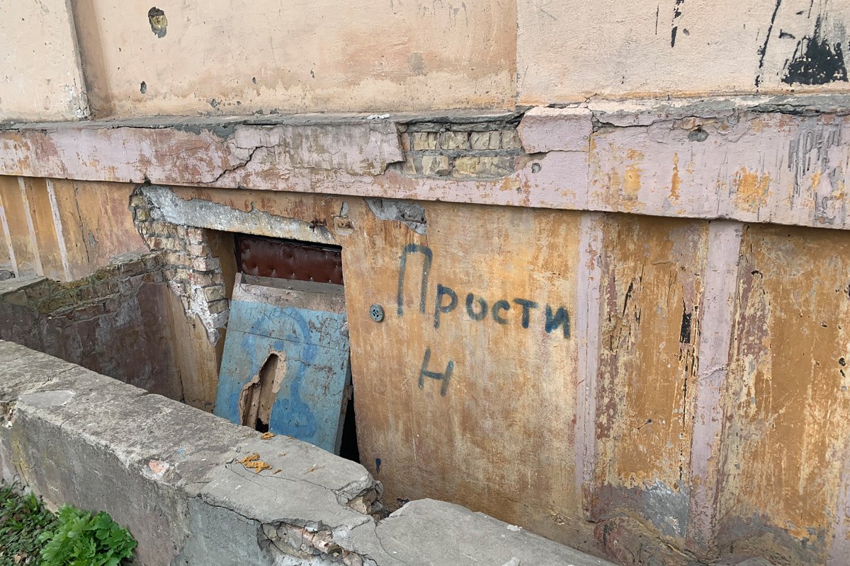 Надпись оставленная российскими военными у входа в подвал общежития. Фото: Ольга Мусафирова