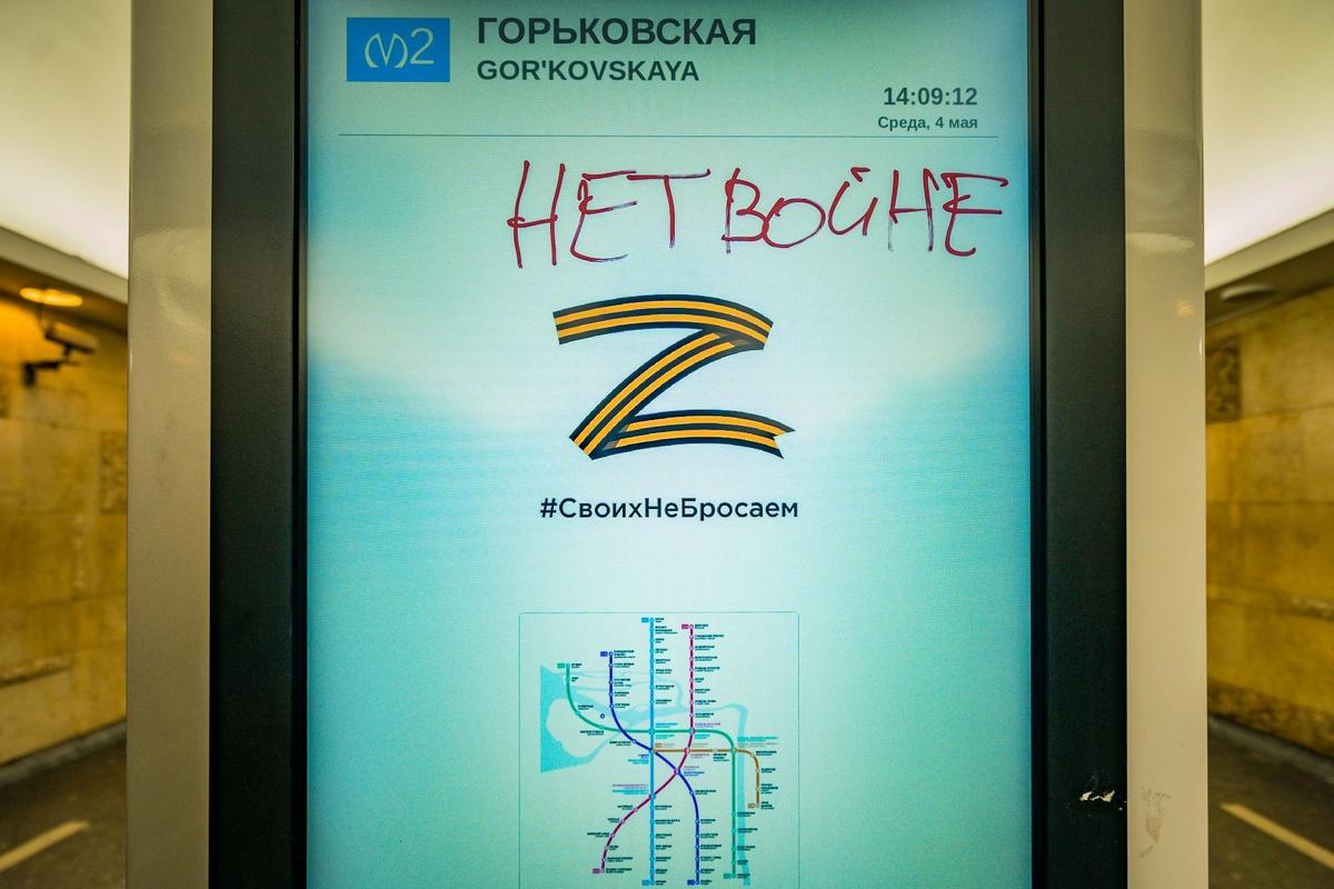 Антивоенная надпись в петербургском метро. Фото: STR / NurPhoto / Getty Images