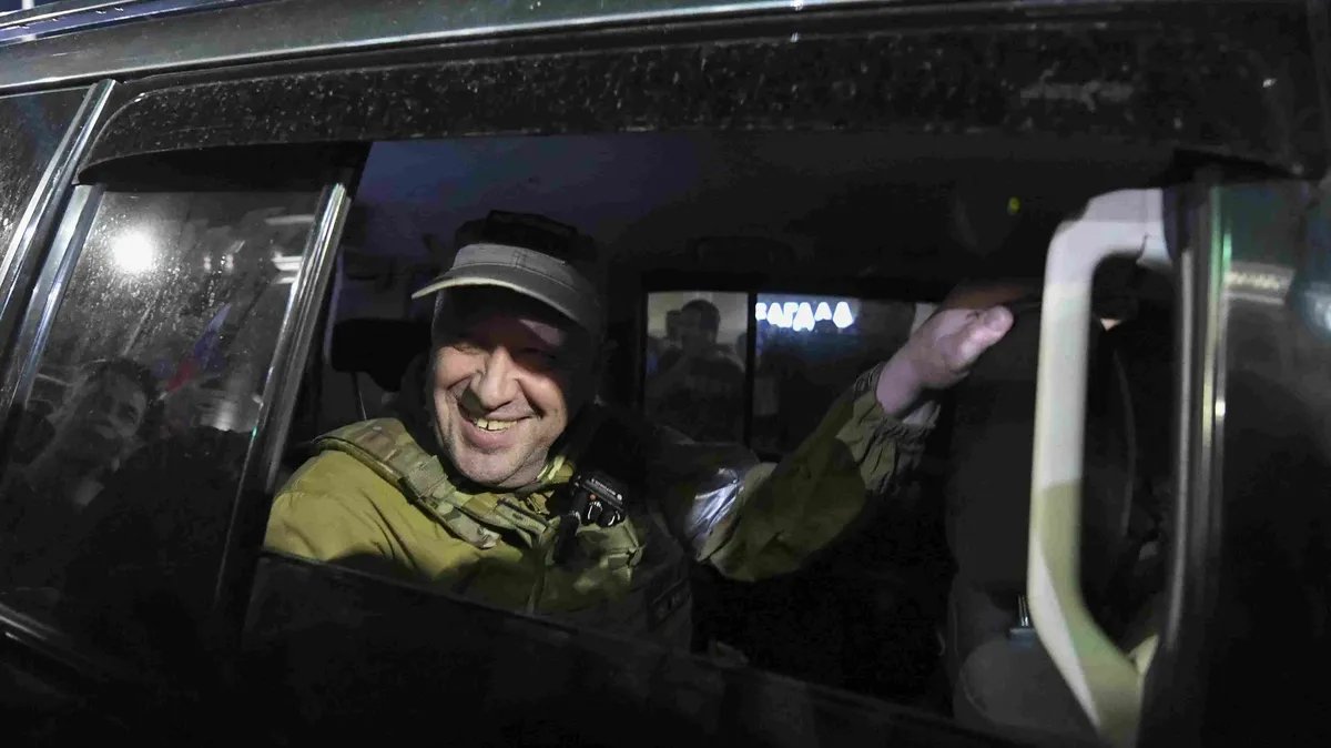 Глава ЧВК «Вагнер» Евгений Пригожин покидает штаб Южного военного округа, 24 июня 2023 года. Фото: Stringer / Anadolu Agency / Getty Images