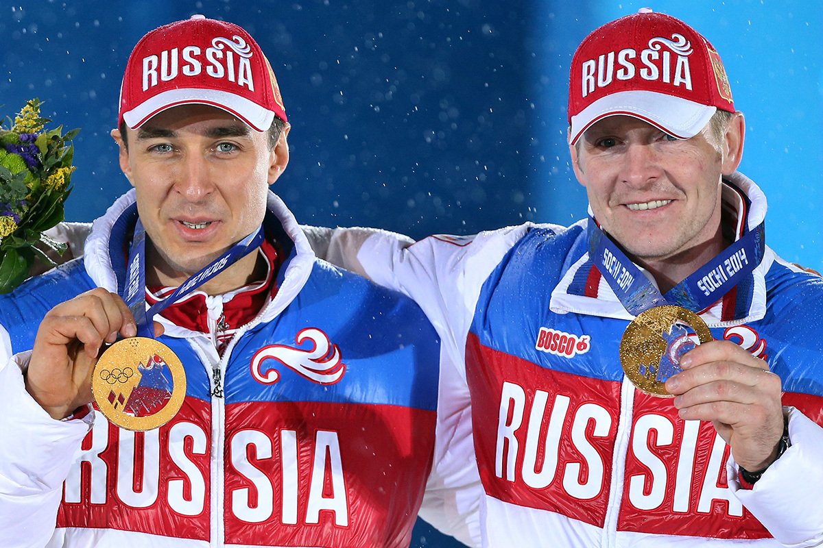 Российские спортсмены Александр Зубков и Алексей Воевода во время церемонии награждения на Олимпийских играх в Сочи, 18 февраля 2014 года. Фото: How Hwee Young / EPA