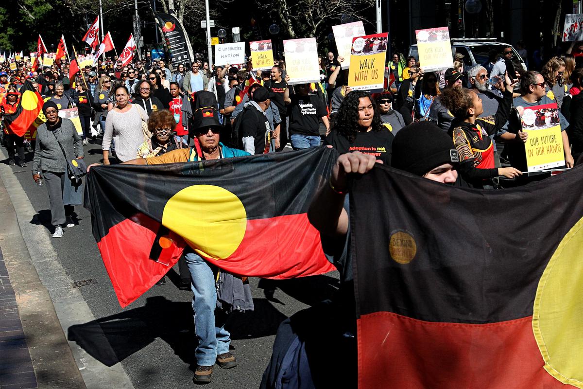 Протестующие во время марша за права аборигенов на землю, который совпадает с Международным днем коренных народов мира, в Сиднее, Новый Южный Уэльс, 9 августа 2018 г. Фото: Дэни Кэсси / EPA-EFE